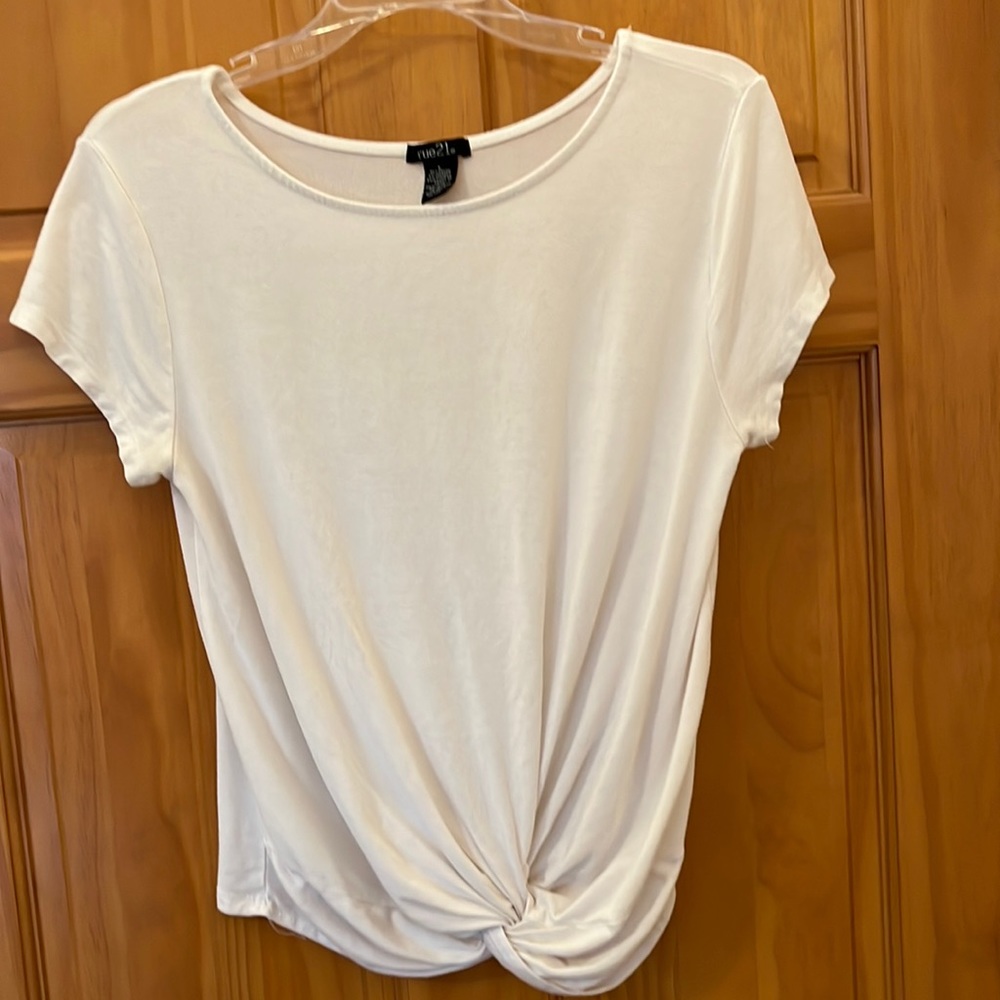 Rue 21 t- shirt with twist bottom